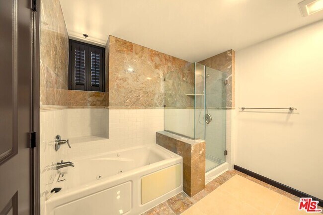 Building Photo - 520 S Kingsley Dr