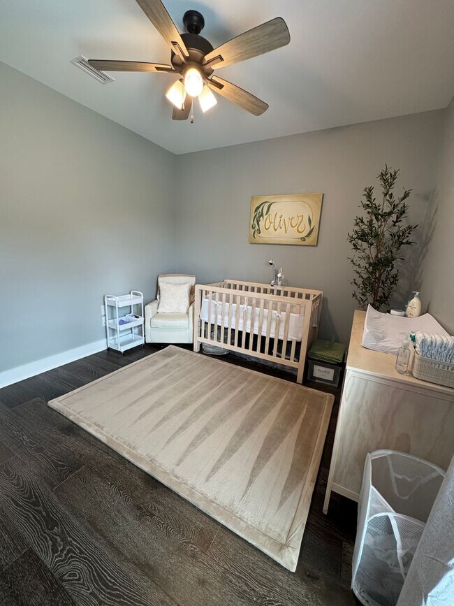 Building Photo - Move in Incentive!