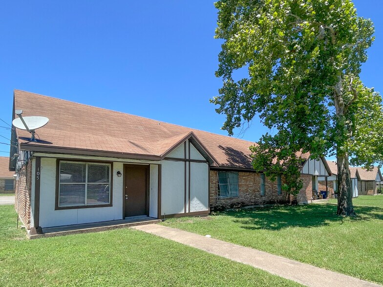 Building Photo - 105 Lindenwood Ln N