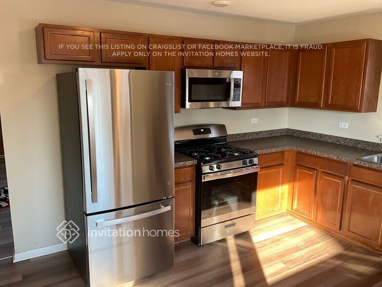 Building Photo - 439 W Lake Park Dr