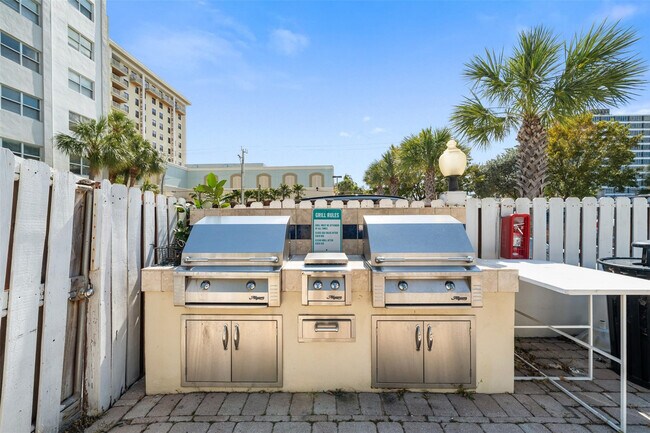 Building Photo - 2555 NE 11th St