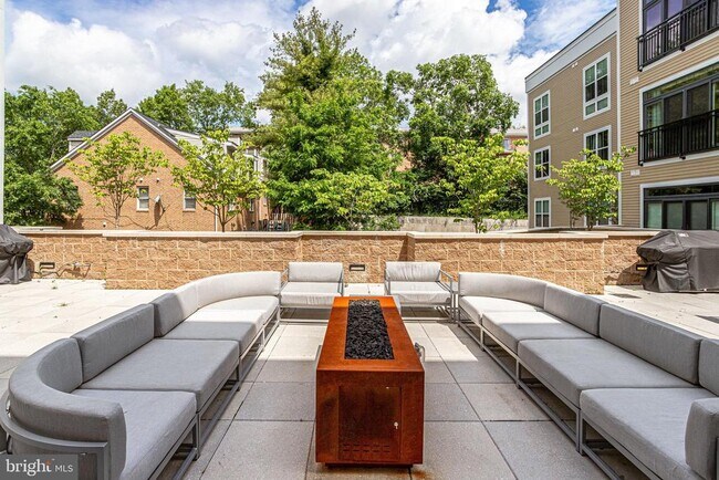 Building Photo - 989 S Buchanan St