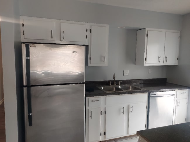 Building Photo - 797 Cavalier Dr