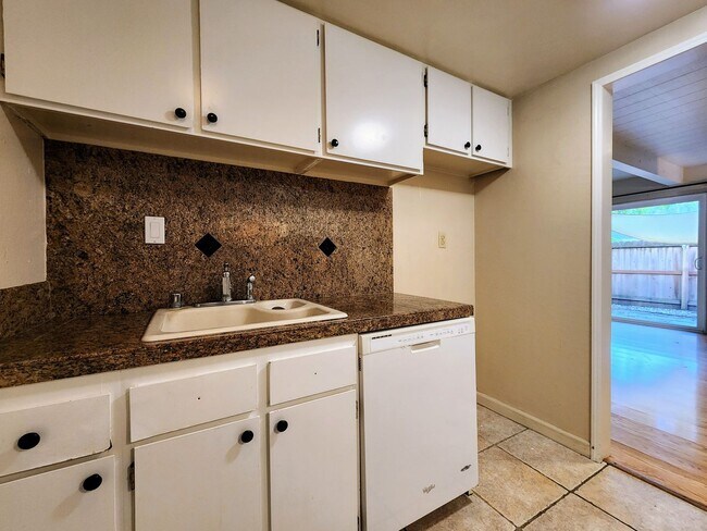 Building Photo - 2 Bedroom Townhome with Pool