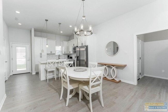 Building Photo - 18 S Bay Hill Dr