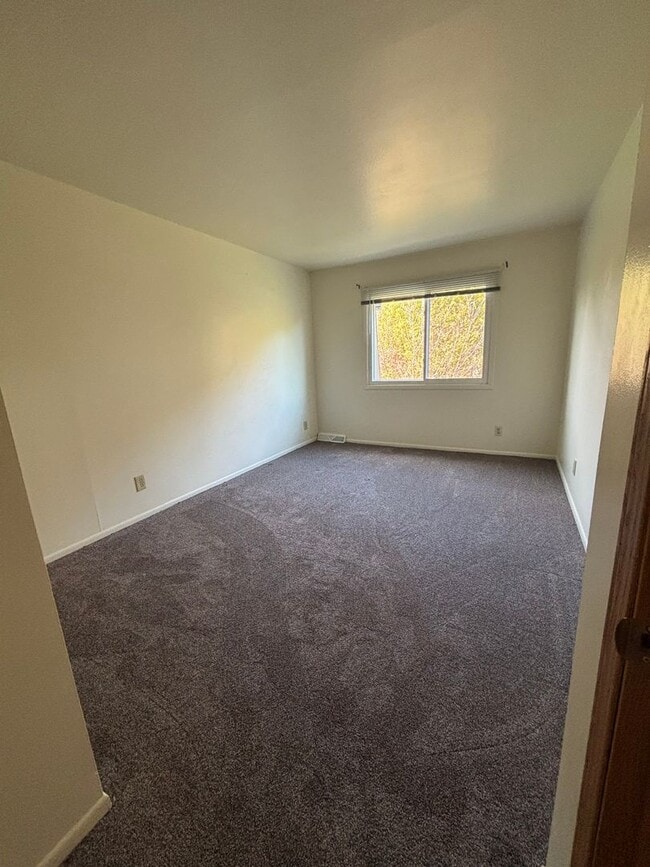 Building Photo - 3 Bedroom 2 1/2 Bath Townhome