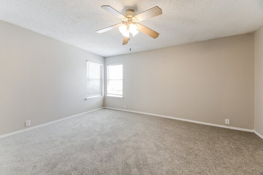 Building Photo - 1024 Springcreek Dr