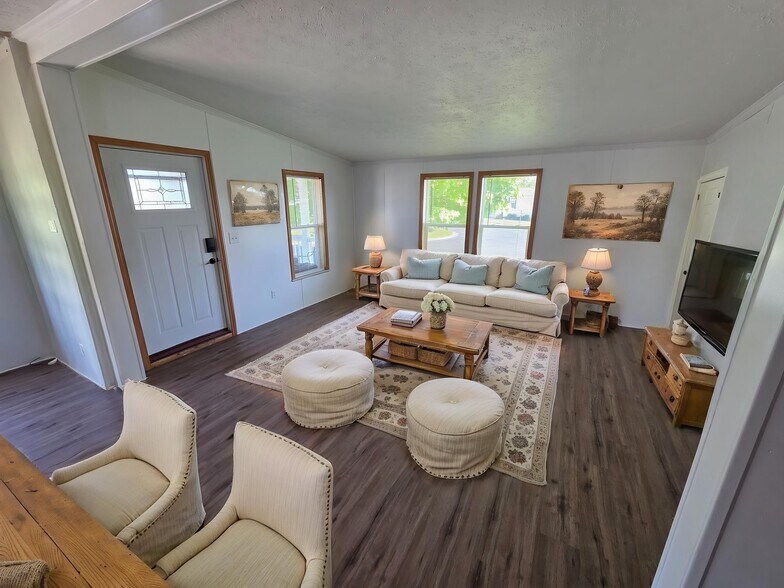 Building Photo - 649 Bluebird Cir