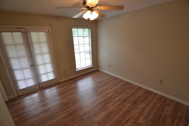 Building Photo - 1110 Willow Creek Dr