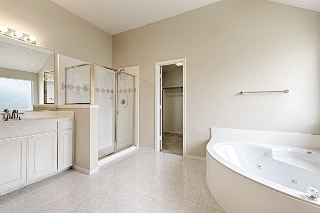 Building Photo - 9701 Thorncliff Dr