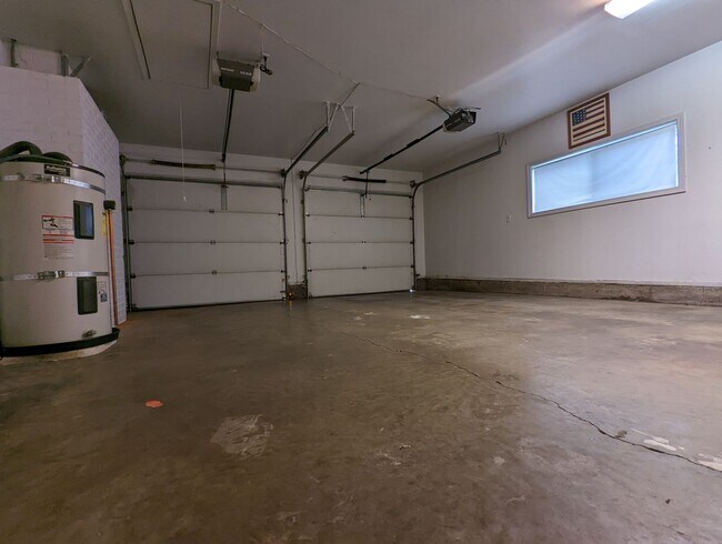 Building Photo - 3-Bedroom, 1-Bath Home Near River Road In ...