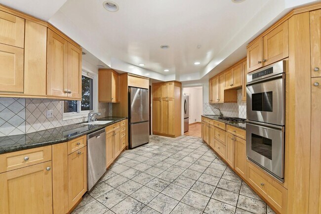 Building Photo - 1008 Westholme Ave