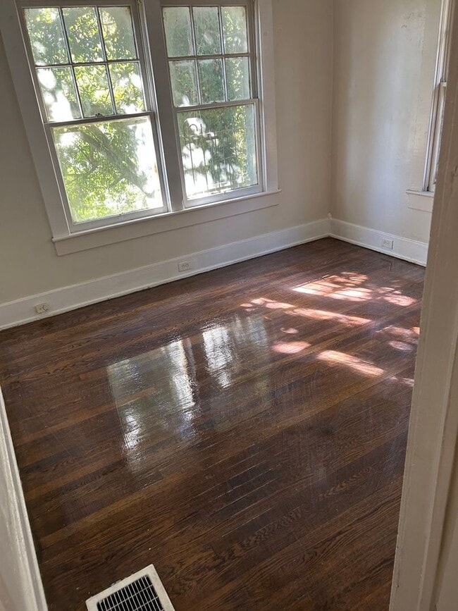 Building Photo - Newly Renovated 4 Bedroom Home / College H...