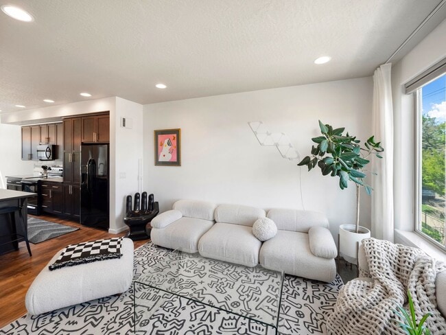 Building Photo - 2423 W Bridge Ave