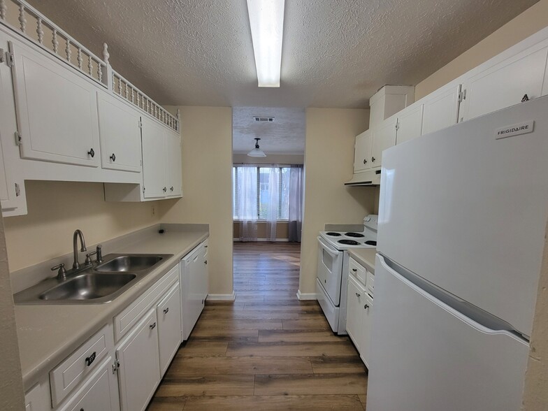 Building Photo - 3727 Greentree Pl