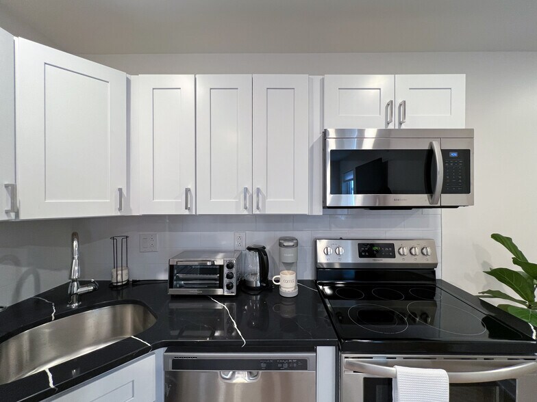 Kitchen D - 3814 Hamilton St