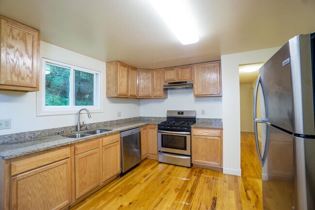 Building Photo - 3 Bedroom with New Kitchen, Bathroom and H...
