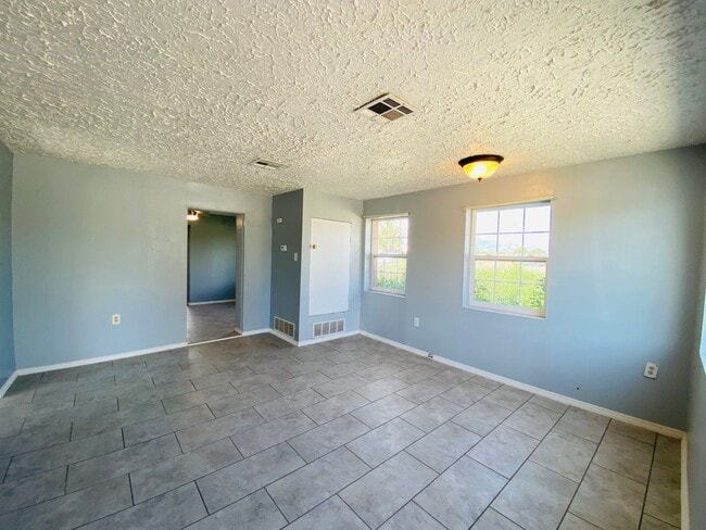 Building Photo - 2 bedroom, 1 bath Home!