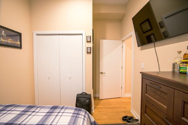 Building Photo - Graduate Hospital Three Bedroom Home