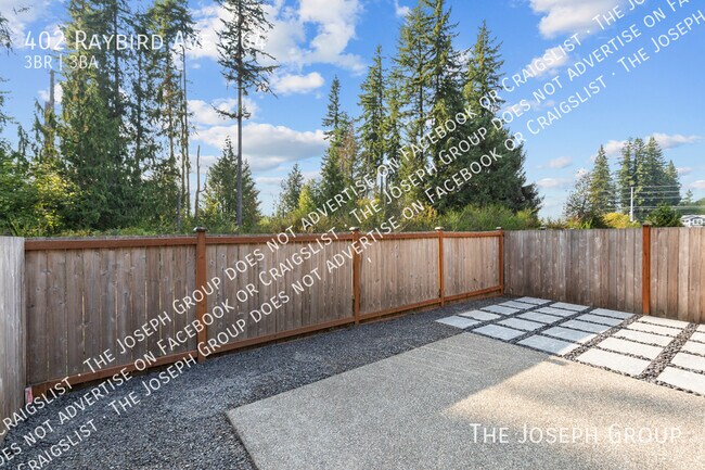Building Photo - 402 Raybird Ave