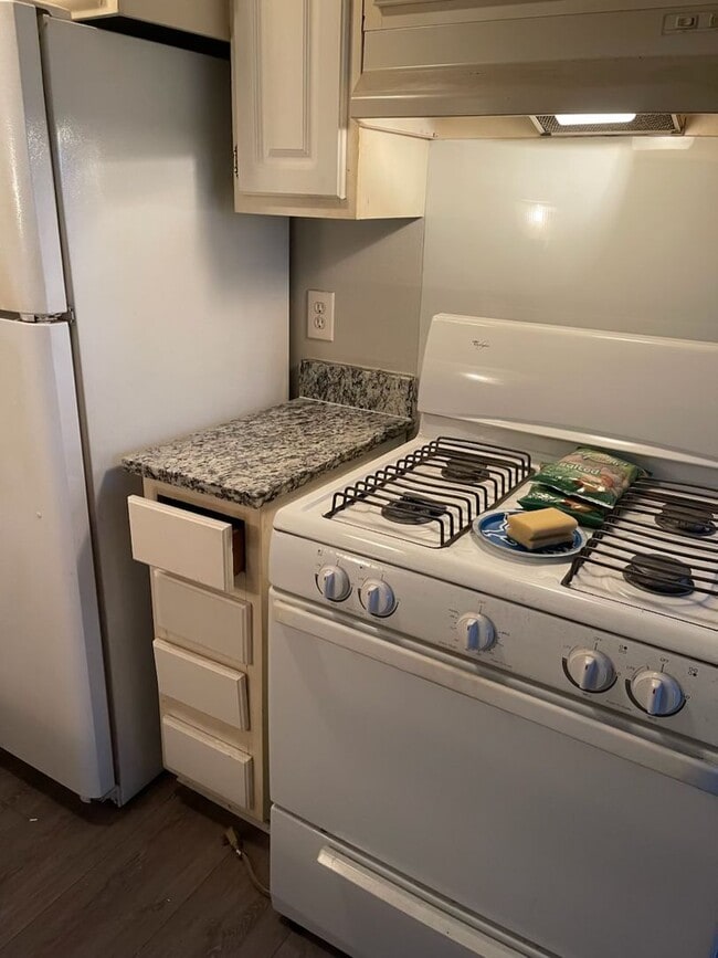 Building Photo - Prime located Condo!