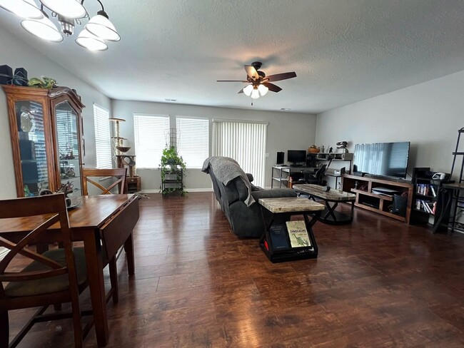 Building Photo - 3 Bedroom/2 Bathroom House in Stansbury Park