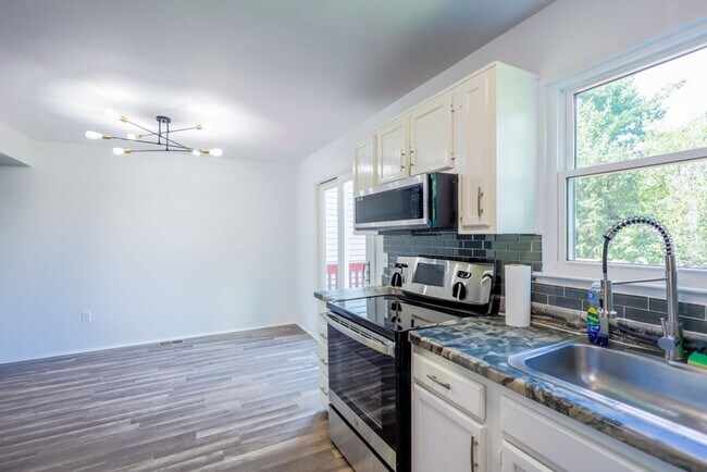 Building Photo - Amazing 3 BR/1.5 BA Townhome in Landover!