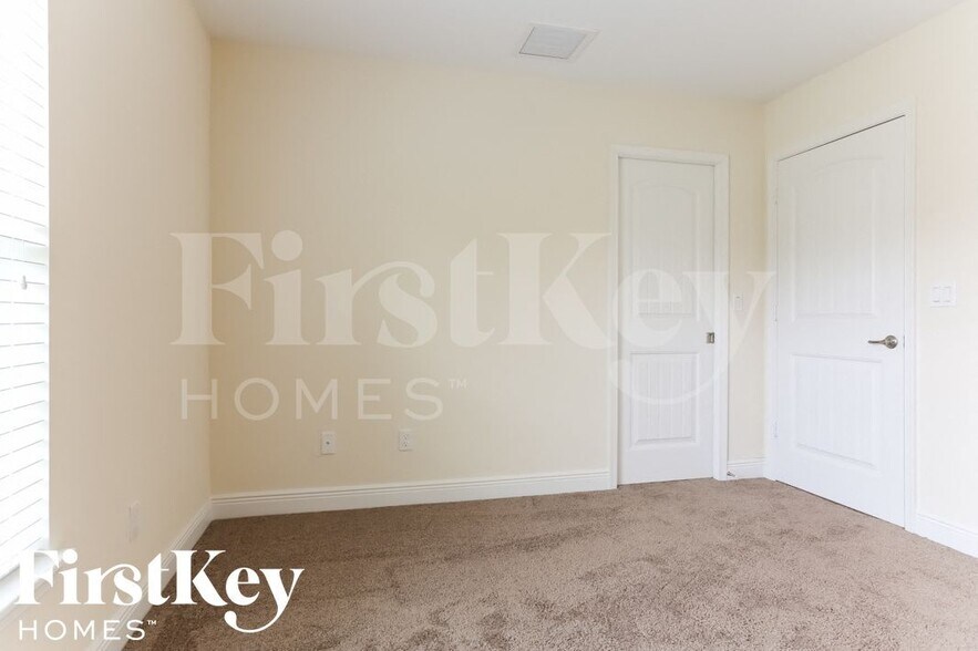 Building Photo - 980 SW Del Rio Blvd