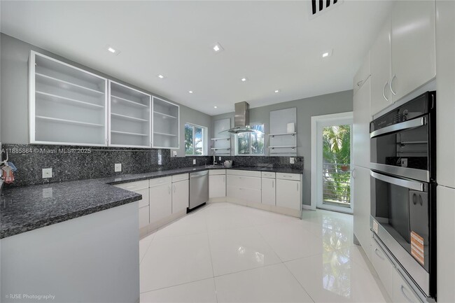 Building Photo - 850 N Venetian Dr