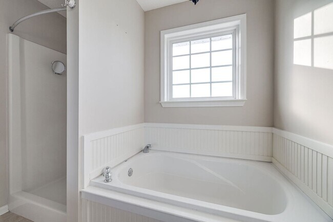 Building Photo - Beautiful Custom Home on Golf Course