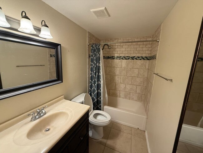 Building Photo - Spacious 2 Bed / 1.5 Bath in Centennial with In-Unit W/D