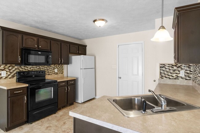 Building Photo - COMING SOON!    Cute home close to shoppin...