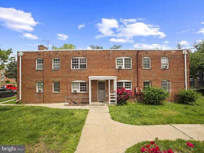Building Photo - 10 Danbury St SE