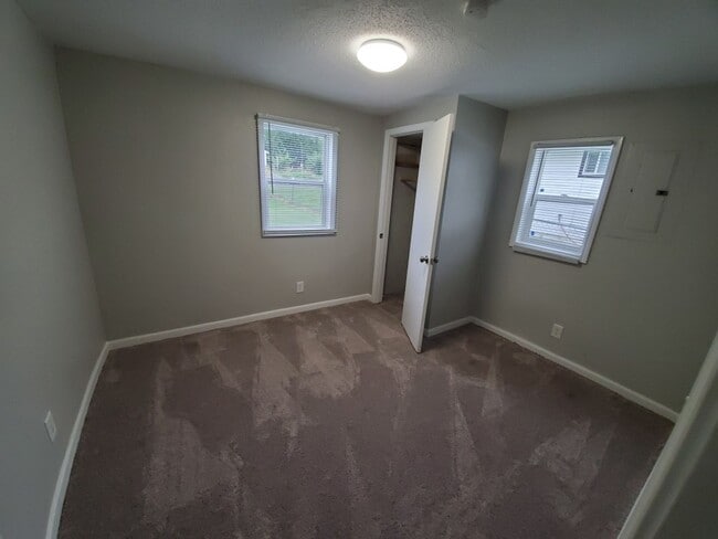 Building Photo - 3 Bedroom, 1 Bathroom in the Norwoodville ...