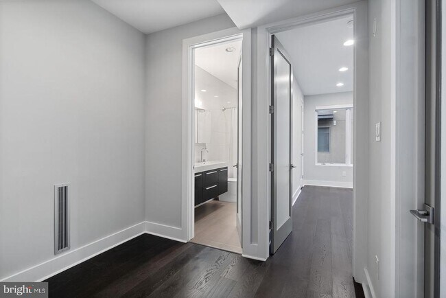Building Photo - 1332 Kater St