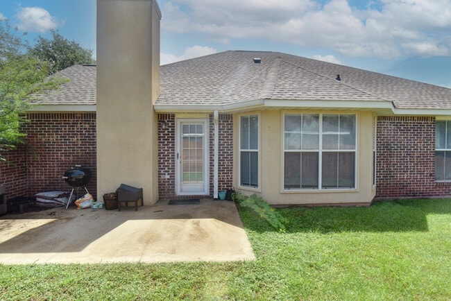Building Photo - 15065 Warren Dr
