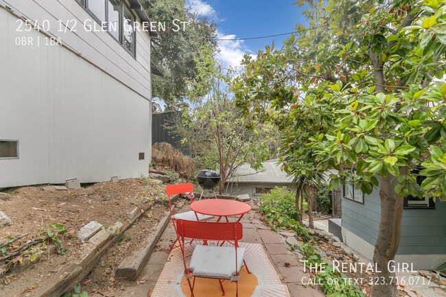 Building Photo - 2540 1/2 Glen Green St-