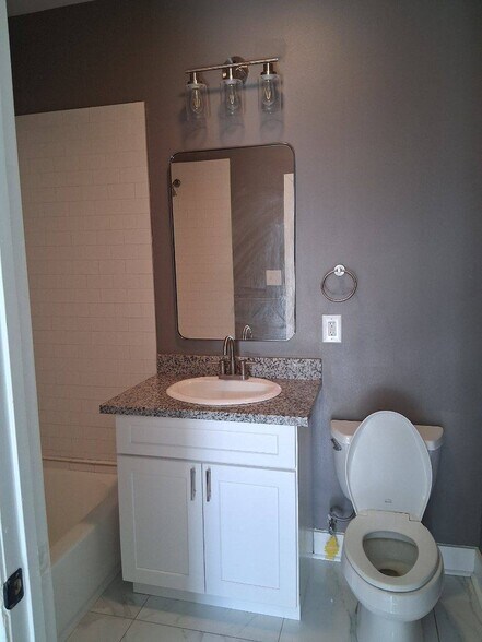 Building Photo - 860 France St