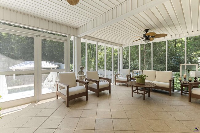 Building Photo - 217 Mossland Dr