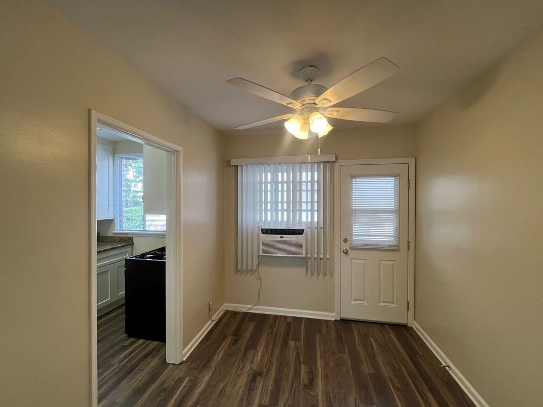 Building Photo - 132 N Maple St