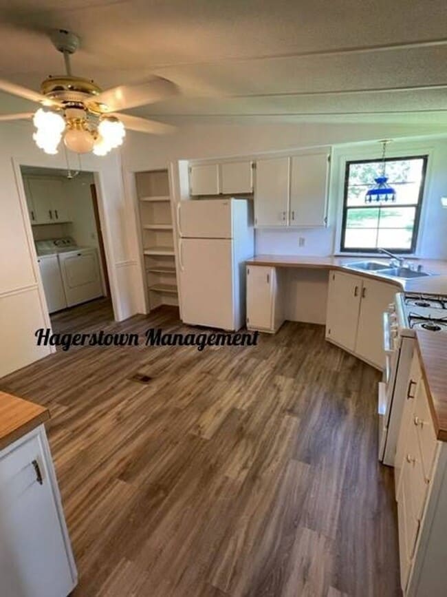 Building Photo - Property In Country Setting