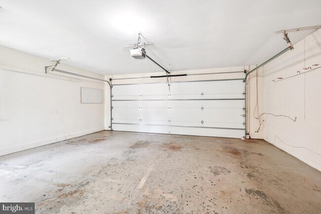 Building Photo - 1210 Suffield Dr