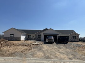 Building Photo - 2129 Clover Field Dr