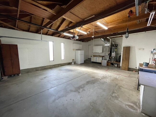 Building Photo - Spacious three bedroom home in desirable Windsor neighborhood!