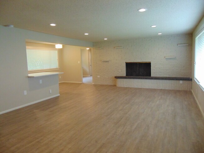 Building Photo - 3 Bedroom/1.75 Bath Bellevue Remodeled Ram...