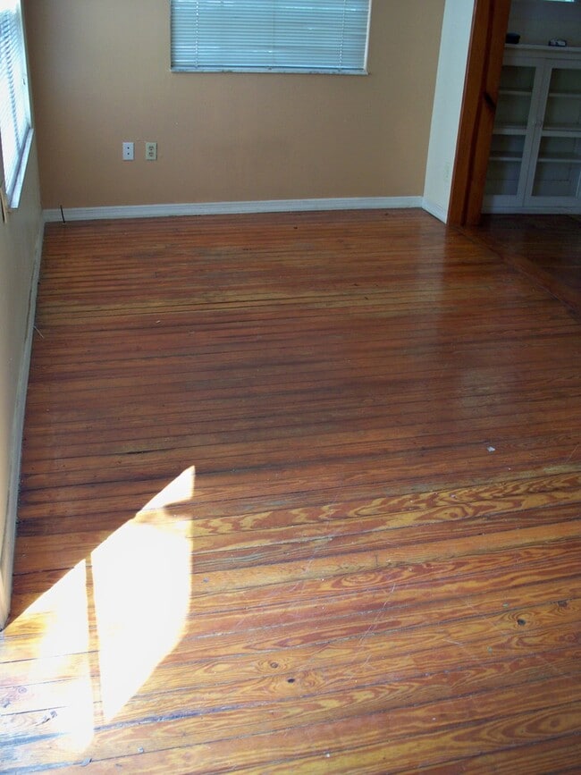 Building Photo - Beautiful Bungalow with heart-of-pine floors