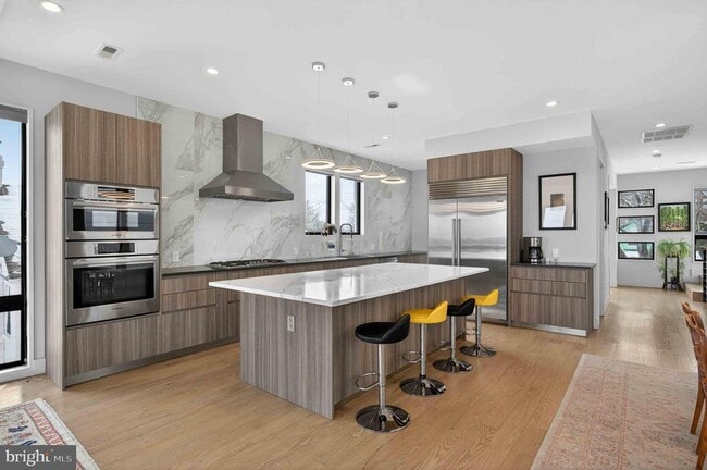 Building Photo - 911 S Oak St