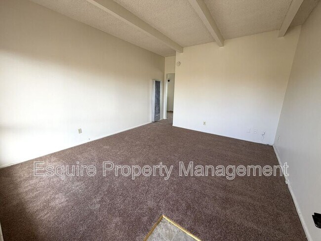 Building Photo - 2050 N Ventura Rd