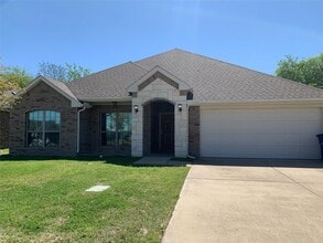 Building Photo - 805 Oakmont Dr
