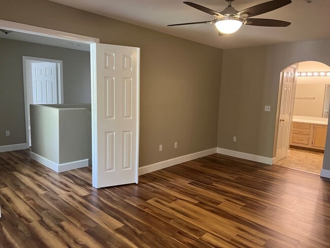 Building Photo - GORGEOUS TOWNHOME FOR IMMEDIATE MOVE-IN